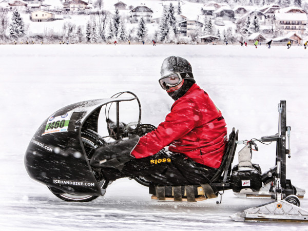 Inclination compensation for handbike sports sleds